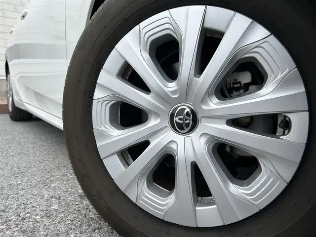 トヨタ プリウス S 滋賀県 2022(令4)年 2.6万km スーパーホワイトⅡ ガソリン（ハイブリッド）/2WD(FF)/CVT	/純正ディスプレイオーディオ/（FM/AM/USB/Bluetooth）/プリクラッシュブレーキアシスト/バックカメラ/ドライブレコーダー前/ETC/電動格納ミラー/プッシュスタート/スマートキー/スペアキー/ステアリングスイッチ/クルーズコントロール/レーンアシスト/オートライト/オートハイビーム/LEDヘッドライト/フロントフォグ/オートエアコン/EVモード/ドライブモード/USB端子/純正マット/ドアバイザー/トノカバー/三角表示板