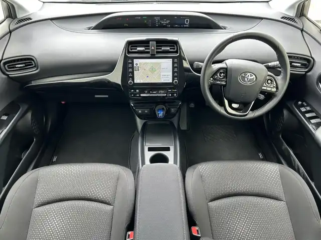 トヨタ プリウス S 滋賀県 2022(令4)年 2.6万km スーパーホワイトⅡ ガソリン（ハイブリッド）/2WD(FF)/CVT	/純正ディスプレイオーディオ/（FM/AM/USB/Bluetooth）/プリクラッシュブレーキアシスト/バックカメラ/ドライブレコーダー前/ETC/電動格納ミラー/プッシュスタート/スマートキー/スペアキー/ステアリングスイッチ/クルーズコントロール/レーンアシスト/オートライト/オートハイビーム/LEDヘッドライト/フロントフォグ/オートエアコン/EVモード/ドライブモード/USB端子/純正マット/ドアバイザー/トノカバー/三角表示板