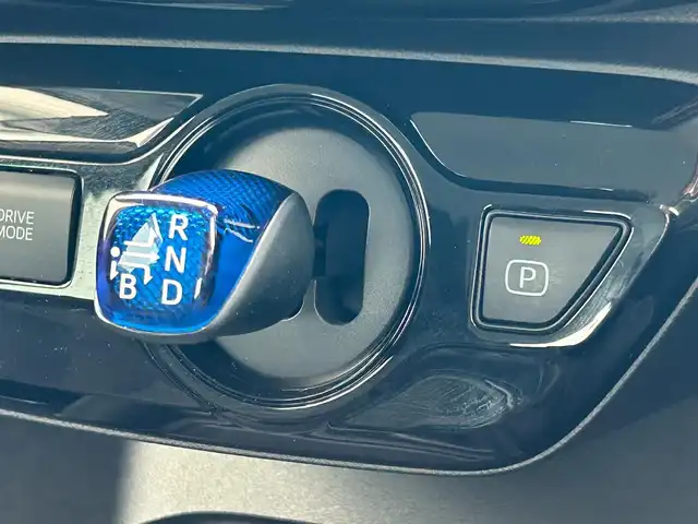 トヨタ プリウス S 滋賀県 2022(令4)年 2.6万km スーパーホワイトⅡ ガソリン（ハイブリッド）/2WD(FF)/CVT	/純正ディスプレイオーディオ/（FM/AM/USB/Bluetooth）/プリクラッシュブレーキアシスト/バックカメラ/ドライブレコーダー前/ETC/電動格納ミラー/プッシュスタート/スマートキー/スペアキー/ステアリングスイッチ/クルーズコントロール/レーンアシスト/オートライト/オートハイビーム/LEDヘッドライト/フロントフォグ/オートエアコン/EVモード/ドライブモード/USB端子/純正マット/ドアバイザー/トノカバー/三角表示板