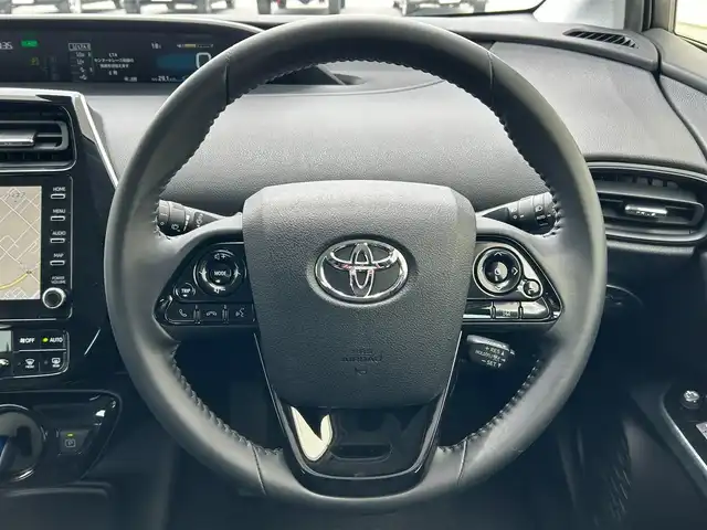 トヨタ プリウス S 滋賀県 2022(令4)年 2.6万km スーパーホワイトⅡ ガソリン（ハイブリッド）/2WD(FF)/CVT	/純正ディスプレイオーディオ/（FM/AM/USB/Bluetooth）/プリクラッシュブレーキアシスト/バックカメラ/ドライブレコーダー前/ETC/電動格納ミラー/プッシュスタート/スマートキー/スペアキー/ステアリングスイッチ/クルーズコントロール/レーンアシスト/オートライト/オートハイビーム/LEDヘッドライト/フロントフォグ/オートエアコン/EVモード/ドライブモード/USB端子/純正マット/ドアバイザー/トノカバー/三角表示板