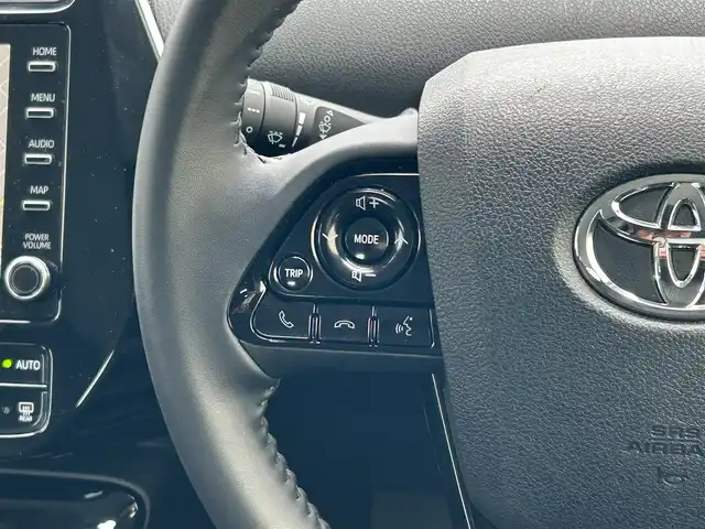 トヨタ プリウス S 滋賀県 2022(令4)年 2.6万km スーパーホワイトⅡ ガソリン（ハイブリッド）/2WD(FF)/CVT	/純正ディスプレイオーディオ/（FM/AM/USB/Bluetooth）/プリクラッシュブレーキアシスト/バックカメラ/ドライブレコーダー前/ETC/電動格納ミラー/プッシュスタート/スマートキー/スペアキー/ステアリングスイッチ/クルーズコントロール/レーンアシスト/オートライト/オートハイビーム/LEDヘッドライト/フロントフォグ/オートエアコン/EVモード/ドライブモード/USB端子/純正マット/ドアバイザー/トノカバー/三角表示板