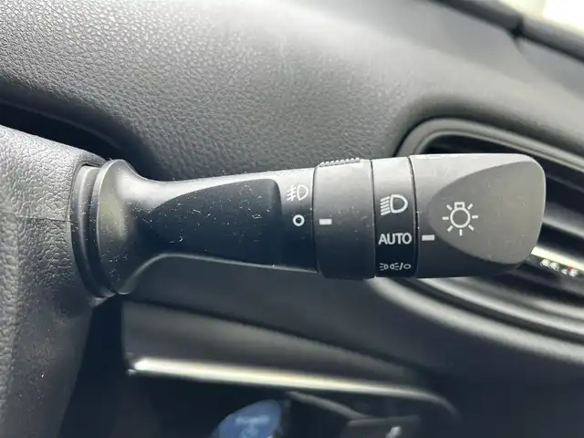 トヨタ プリウス S 滋賀県 2022(令4)年 2.6万km スーパーホワイトⅡ ガソリン（ハイブリッド）/2WD(FF)/CVT	/純正ディスプレイオーディオ/（FM/AM/USB/Bluetooth）/プリクラッシュブレーキアシスト/バックカメラ/ドライブレコーダー前/ETC/電動格納ミラー/プッシュスタート/スマートキー/スペアキー/ステアリングスイッチ/クルーズコントロール/レーンアシスト/オートライト/オートハイビーム/LEDヘッドライト/フロントフォグ/オートエアコン/EVモード/ドライブモード/USB端子/純正マット/ドアバイザー/トノカバー/三角表示板
