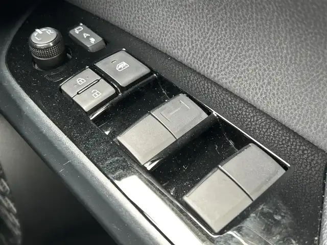 トヨタ プリウス S 滋賀県 2022(令4)年 2.6万km スーパーホワイトⅡ ガソリン（ハイブリッド）/2WD(FF)/CVT	/純正ディスプレイオーディオ/（FM/AM/USB/Bluetooth）/プリクラッシュブレーキアシスト/バックカメラ/ドライブレコーダー前/ETC/電動格納ミラー/プッシュスタート/スマートキー/スペアキー/ステアリングスイッチ/クルーズコントロール/レーンアシスト/オートライト/オートハイビーム/LEDヘッドライト/フロントフォグ/オートエアコン/EVモード/ドライブモード/USB端子/純正マット/ドアバイザー/トノカバー/三角表示板