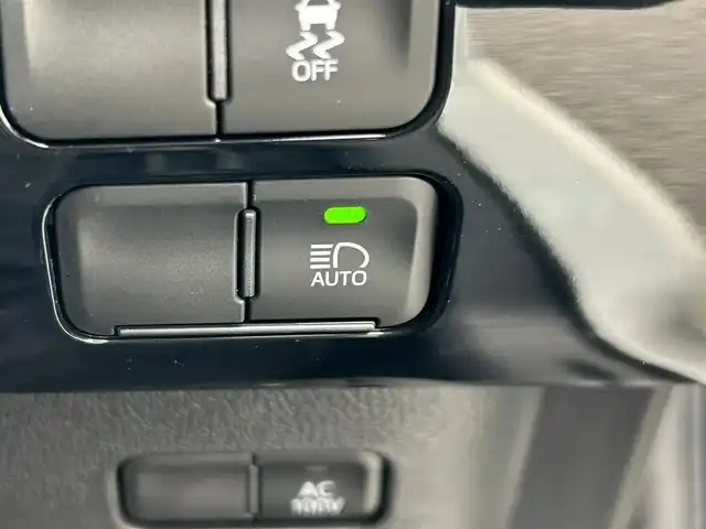 トヨタ プリウス S 滋賀県 2022(令4)年 2.6万km スーパーホワイトⅡ ガソリン（ハイブリッド）/2WD(FF)/CVT	/純正ディスプレイオーディオ/（FM/AM/USB/Bluetooth）/プリクラッシュブレーキアシスト/バックカメラ/ドライブレコーダー前/ETC/電動格納ミラー/プッシュスタート/スマートキー/スペアキー/ステアリングスイッチ/クルーズコントロール/レーンアシスト/オートライト/オートハイビーム/LEDヘッドライト/フロントフォグ/オートエアコン/EVモード/ドライブモード/USB端子/純正マット/ドアバイザー/トノカバー/三角表示板
