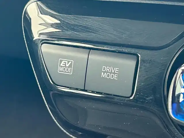 トヨタ プリウス S 滋賀県 2022(令4)年 2.6万km スーパーホワイトⅡ ガソリン（ハイブリッド）/2WD(FF)/CVT	/純正ディスプレイオーディオ/（FM/AM/USB/Bluetooth）/プリクラッシュブレーキアシスト/バックカメラ/ドライブレコーダー前/ETC/電動格納ミラー/プッシュスタート/スマートキー/スペアキー/ステアリングスイッチ/クルーズコントロール/レーンアシスト/オートライト/オートハイビーム/LEDヘッドライト/フロントフォグ/オートエアコン/EVモード/ドライブモード/USB端子/純正マット/ドアバイザー/トノカバー/三角表示板