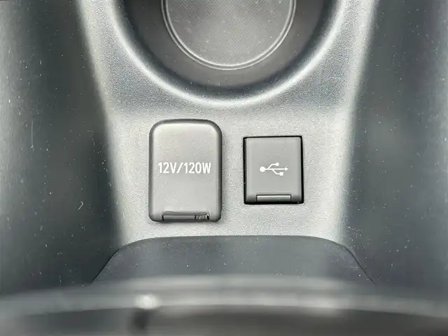 トヨタ プリウス S 滋賀県 2022(令4)年 2.6万km スーパーホワイトⅡ ガソリン（ハイブリッド）/2WD(FF)/CVT	/純正ディスプレイオーディオ/（FM/AM/USB/Bluetooth）/プリクラッシュブレーキアシスト/バックカメラ/ドライブレコーダー前/ETC/電動格納ミラー/プッシュスタート/スマートキー/スペアキー/ステアリングスイッチ/クルーズコントロール/レーンアシスト/オートライト/オートハイビーム/LEDヘッドライト/フロントフォグ/オートエアコン/EVモード/ドライブモード/USB端子/純正マット/ドアバイザー/トノカバー/三角表示板