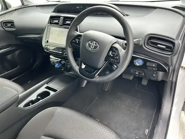トヨタ プリウス S 滋賀県 2022(令4)年 2.6万km スーパーホワイトⅡ ガソリン（ハイブリッド）/2WD(FF)/CVT	/純正ディスプレイオーディオ/（FM/AM/USB/Bluetooth）/プリクラッシュブレーキアシスト/バックカメラ/ドライブレコーダー前/ETC/電動格納ミラー/プッシュスタート/スマートキー/スペアキー/ステアリングスイッチ/クルーズコントロール/レーンアシスト/オートライト/オートハイビーム/LEDヘッドライト/フロントフォグ/オートエアコン/EVモード/ドライブモード/USB端子/純正マット/ドアバイザー/トノカバー/三角表示板