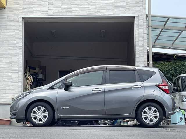 日産 ノート e－パワー X 大分県 2017(平29)年 6万km グレー 社外SDナビ  DVD再生あり/アラウンドビューモニター/インテリジェントルームミラー/オートリトラクタブルミラー/スマートキー プッシュスタート/レーンキープアシスト/衝突被害軽減ブレーキ/オートライト/社外ETC