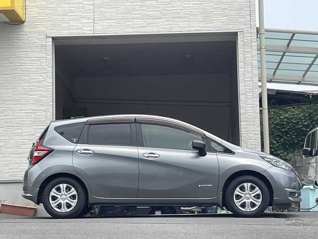 日産 ノート e－パワー X 大分県 2017(平29)年 6万km グレー 社外SDナビ  DVD再生あり/アラウンドビューモニター/インテリジェントルームミラー/オートリトラクタブルミラー/スマートキー プッシュスタート/レーンキープアシスト/衝突被害軽減ブレーキ/オートライト/社外ETC