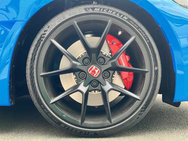 ホンダ シビック タイプR 静岡県 2025(令7)年 0.1万km レーシングブルーパール エンジンスタートボタン/保証書/取扱説明書/パワーステアリング/パワーウィンドウ/スマートキー/スペアキー１本/オートエアコン/クルーズコントロール/USB入力端子/ETC2.0/純正ナビ(BT/フルセグ)/純正フロアマット/純正アルミホイール/ABS/横滑り防止装置/レーンキープアシスト/コーナーセンサー前後/オートライト/オートマチックハイビーム/W+サイドエアバック/カーテンエアバック/衝突軽減システム/ホンダセンシング/BSM/フルLEDヘッドライト/Honda CONNECTディスプレー＋ETC2.0車載器/TYPE R専用10.2インチデジタルグラフィックメーター/Honda LogR