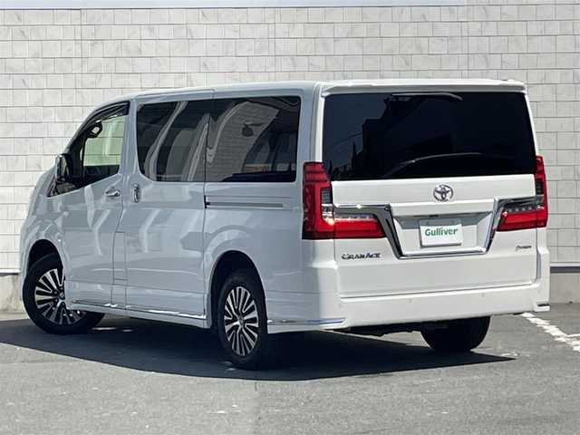 トヨタ グランエース プレミアム 愛知県 2020(令2)年 6.3万km ホワイトパールクリスタルシャイン ・純正ディスプレイオーディオ（コネクッティッドナビ対応）/・全方位カメラ/・フルセグTV/・フリップダウンモニター/・ETC2.0/・Bluetooth/USB接続/・アダプティブクルーズコントロール/・パワーシート（全席）/・シートヒーター（全席）/・本革シート/・両側パワースライドドア/・純正フロアマット/・キャプテンシート（2列目、3列目）/・オットマン（2列目、3列目）/・純正17インチアルミホイール/・LEDヘッドライト/・オートマチックハイビーム/・コーナーセンサー/・横滑り防止装置/・衝突軽減ブレーキ/・レーンキープアシスト/・ブラインドスポットモニター/・ドライブレコーダー（前後）/・充電用USBポート（6個）/・全席オートエアコン