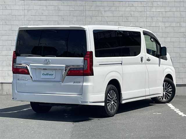 トヨタ グランエース プレミアム 愛知県 2020(令2)年 6.3万km ホワイトパールクリスタルシャイン ・純正ディスプレイオーディオ（コネクッティッドナビ対応）/・全方位カメラ/・フルセグTV/・フリップダウンモニター/・ETC2.0/・Bluetooth/USB接続/・アダプティブクルーズコントロール/・パワーシート（全席）/・シートヒーター（全席）/・本革シート/・両側パワースライドドア/・純正フロアマット/・キャプテンシート（2列目、3列目）/・オットマン（2列目、3列目）/・純正17インチアルミホイール/・LEDヘッドライト/・オートマチックハイビーム/・コーナーセンサー/・横滑り防止装置/・衝突軽減ブレーキ/・レーンキープアシスト/・ブラインドスポットモニター/・ドライブレコーダー（前後）/・充電用USBポート（6個）/・全席オートエアコン