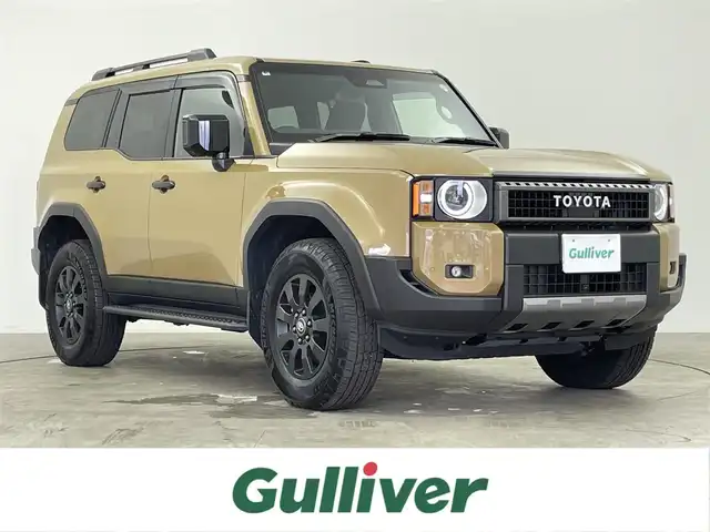 トヨタ ランドクルーザー ２５０ VX ファーストエディション 千葉県 2024(令6)年 0.8万km ベージュ 禁煙車/チルト＆スライド電動ムーンルーフ（挟み込み防止機能付き）/丸目型Bi-Beam LEDヘッドランプ/ボディーカラー：サンド（5C8）/トヨタチームメイト/・アドバンスト ドライブ（渋滞時支援）/トヨタセーフティーセンス2.0/・プリクラッシュセーフティ/・レーントレーシングアシスト/・レーンディパーチャーアラート/・レーダークルーズコントロール/・アダプティブハイビームシステム/オートマチックハイビーム/・ロードサインアシスト/・ドライバー異常時対応システム/・プロアクティブドライビングアシスト/・発進遅れ告知機能/・緊急時操舵支援（アクティブ操舵機能付）/・フロントクロストラフィックアラート/・レーンチェンジアシスト/ブラインドスポットモニター/ドライブレコーダー付デジタルインナーミラー/12.3インチ純正ディスプレイオーディオ/・フルセグTV/Bluetooth/AppleCarPlay/AndroidAuto/パノラミックビューモニター/パワーシート（メモリ付）/本革シート/シートヒーター/エアシート/ビルトインETC2.0/置くだけ充電/4WD/センターデフロック