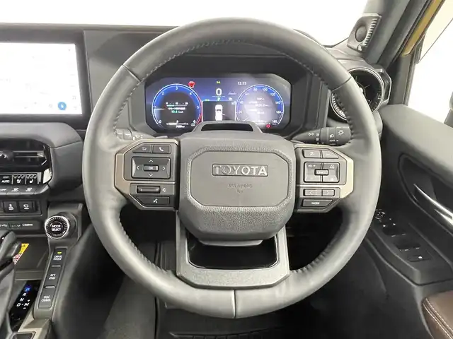 トヨタ ランドクルーザー ２５０ VX ファーストエディション 千葉県 2024(令6)年 0.8万km ベージュ 禁煙車/チルト＆スライド電動ムーンルーフ（挟み込み防止機能付き）/丸目型Bi-Beam LEDヘッドランプ/ボディーカラー：サンド（5C8）/トヨタチームメイト/・アドバンスト ドライブ（渋滞時支援）/トヨタセーフティーセンス2.0/・プリクラッシュセーフティ/・レーントレーシングアシスト/・レーンディパーチャーアラート/・レーダークルーズコントロール/・アダプティブハイビームシステム/オートマチックハイビーム/・ロードサインアシスト/・ドライバー異常時対応システム/・プロアクティブドライビングアシスト/・発進遅れ告知機能/・緊急時操舵支援（アクティブ操舵機能付）/・フロントクロストラフィックアラート/・レーンチェンジアシスト/ブラインドスポットモニター/ドライブレコーダー付デジタルインナーミラー/12.3インチ純正ディスプレイオーディオ/・フルセグTV/Bluetooth/AppleCarPlay/AndroidAuto/パノラミックビューモニター/パワーシート（メモリ付）/本革シート/シートヒーター/エアシート/ビルトインETC2.0/置くだけ充電/4WD/センターデフロック