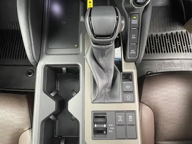 トヨタ ランドクルーザー ２５０ VX ファーストエディション 千葉県 2024(令6)年 0.8万km ベージュ 禁煙車/チルト＆スライド電動ムーンルーフ（挟み込み防止機能付き）/丸目型Bi-Beam LEDヘッドランプ/ボディーカラー：サンド（5C8）/トヨタチームメイト/・アドバンスト ドライブ（渋滞時支援）/トヨタセーフティーセンス2.0/・プリクラッシュセーフティ/・レーントレーシングアシスト/・レーンディパーチャーアラート/・レーダークルーズコントロール/・アダプティブハイビームシステム/オートマチックハイビーム/・ロードサインアシスト/・ドライバー異常時対応システム/・プロアクティブドライビングアシスト/・発進遅れ告知機能/・緊急時操舵支援（アクティブ操舵機能付）/・フロントクロストラフィックアラート/・レーンチェンジアシスト/ブラインドスポットモニター/ドライブレコーダー付デジタルインナーミラー/12.3インチ純正ディスプレイオーディオ/・フルセグTV/Bluetooth/AppleCarPlay/AndroidAuto/パノラミックビューモニター/パワーシート（メモリ付）/本革シート/シートヒーター/エアシート/ビルトインETC2.0/置くだけ充電/4WD/センターデフロック