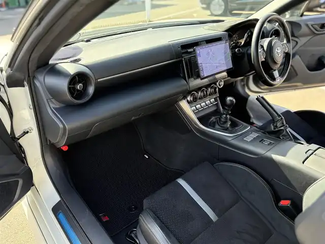 トヨタ ＧＲ８６ RZ 愛知県 2022(令4)年 4.3万km クリスタルホワイトパール GR PARTS空力パッケージ/・GRフロントスポイラー/・GRサイドスカート/・GRリヤバンパースポイラー/・GRスポーツマフラー/・GRカナード/・GRエアロスタビライジングカバー/・GRトランクスポイラー/GRスプリングセット/GRショックアブソーバーセット/GRフェンダーダクトフィン/BLITZアドバンスパワーエアクリーナー＋サクションキット/10インチ有機ELディスプレイ（CN-F1X10BHD）/・Bluetooth接続/・フルセグTV/前後ドライブレコーダー/クルーズコントロール/バックカメラ/純正フロアマット/ETC/スマートキー/スペアキー