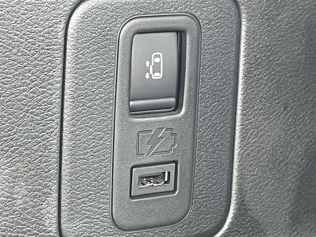 日産 セレナ e－パワー ハイウェイスター V 岡山県 2022(令4)年 5.5万km ブリリアントホワイトパール 登録時走行距離55019km/ワンオーナー/純正10インチナビ/フルセグTV(AM/FM/CD/DVD/Bluetooth)/純正11インチフリップダウンモニター/両側パワースライドドア/アラウンドビューモニター/ビルトインETC/ドライブレコーダー/インテリジェントルームミラー/ブラインドスポットモニター/プロパイロット/・インテリジェントクルーズコントロール/・車線逸脱防止支援システム/クリアランスソナー/衝突軽減ブレーキ/横滑り防止装置/オートマチックハイビーム/アイドリングストップ/電子パーキングブレーキ/オートブレーキホールド/15インチ純正AW/純正フロアマット