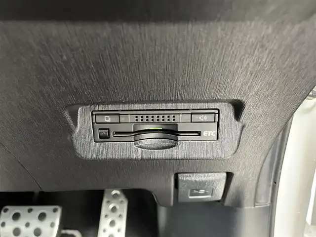 トヨタ プリウス α S ツーリングセレクション G’s 栃木県 2015(平27)年 7.9万km ホワイトパールクリスタルシャイン 純正9インチナビ/・フルセグTV/・CD/DVD/BT/・SD/AM.FM/バックカメラ/ビルトインETC/革巻きステアリング/ステアリングスイッチ/ハーフレザーシート（革調シートカバー有）/純正18インチAW/プッシュスタート/スマートキー/GPSレーダー/純正フロアマット/純正ドアバイザー/LEDヘッドライト/フォグランプ/オートライト/室内LEDランプ/横滑り防止システム/電動格納ウィンカーミラー