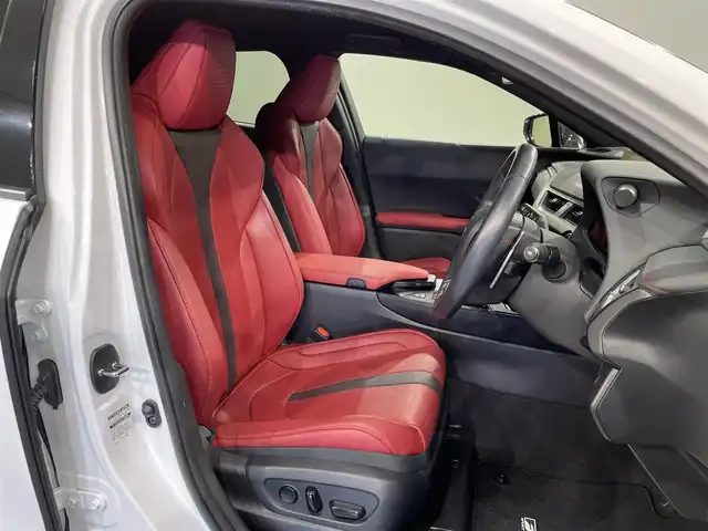 レクサス ＵＸ 250h Fスポーツ 愛知県 2020(令2)年 4.9万km ホワイトノーヴァガラスフレーク 純正１０．３インチナビ/プリクラッシュセーフティ/レーダークルーズコントロール　/レーンキープアシスト/ブラインドスポットモニター/クリアランスソナー/先行車発進告知/パワーバックドア/パドルシフト/バックカメラ/ハンドルヒーター/シートヒーター/シートクーラー/赤革シート/シートメモリー/前後ドライブレコーダー/ビルトインＥＴＣ２．０/USB入力端子/ISOFIX/純正フロアマット/純正18インチアルミホイール