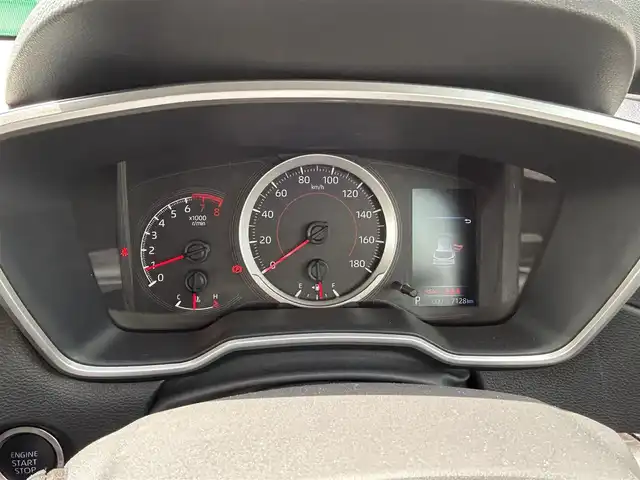 トヨタ カローラ クロス G 宮城県 2024(令6)年 0.8万km プラチナホワイトパールマイカ セーフティセンス/・プリクラッシュセーフティ/・レーントレーシングアシスト/・レーダークルーズコントロール/・オートマチックハイビーム/・ロードサインアシスト/パーキングサポートブレーキ（前後方静止物）/ディスプレイオーディオ/・ナビ機能付/・Bluetooth/・AppleCarPlay/AndroidAuto/バックカメラ/ETC/革巻きステアリング/ステアリングスイッチ/MTモード付AT/電動パーキングブレーキ/ブレーキホールド/LEDヘッドランプ/オートライト/スマートキー/プッシュスタート/スペアキー1本/電動格納ミラー/社外17インチAW/フロアマット/ドアバイザー/W/サイド/カーテンエアバッグ