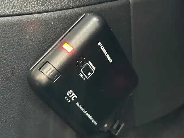 トヨタ カローラ クロス G 宮城県 2024(令6)年 0.8万km プラチナホワイトパールマイカ セーフティセンス/・プリクラッシュセーフティ/・レーントレーシングアシスト/・レーダークルーズコントロール/・オートマチックハイビーム/・ロードサインアシスト/パーキングサポートブレーキ（前後方静止物）/ディスプレイオーディオ/・ナビ機能付/・Bluetooth/・AppleCarPlay/AndroidAuto/バックカメラ/ETC/革巻きステアリング/ステアリングスイッチ/MTモード付AT/電動パーキングブレーキ/ブレーキホールド/LEDヘッドランプ/オートライト/スマートキー/プッシュスタート/スペアキー1本/電動格納ミラー/社外17インチAW/フロアマット/ドアバイザー/W/サイド/カーテンエアバッグ