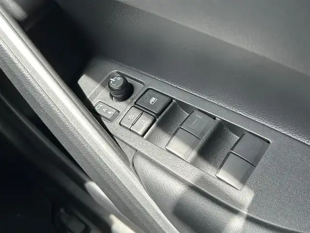 トヨタ カローラ クロス G 宮城県 2024(令6)年 0.8万km プラチナホワイトパールマイカ セーフティセンス/・プリクラッシュセーフティ/・レーントレーシングアシスト/・レーダークルーズコントロール/・オートマチックハイビーム/・ロードサインアシスト/パーキングサポートブレーキ（前後方静止物）/ディスプレイオーディオ/・ナビ機能付/・Bluetooth/・AppleCarPlay/AndroidAuto/バックカメラ/ETC/革巻きステアリング/ステアリングスイッチ/MTモード付AT/電動パーキングブレーキ/ブレーキホールド/LEDヘッドランプ/オートライト/スマートキー/プッシュスタート/スペアキー1本/電動格納ミラー/社外17インチAW/フロアマット/ドアバイザー/W/サイド/カーテンエアバッグ
