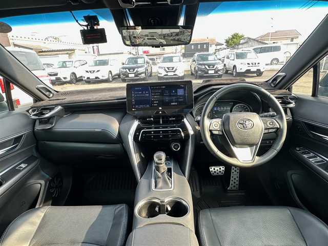 トヨタ ハリアー Z レザーパッケージ 宮城県 2022(令4)年 3.6万km ブラック パノラミックビューモニター/＝＝＝/セーフティセンス/・プリクラッシュセーフティ/・レーントレーシングアシスト/・レーダークルーズコントロール/・アダプティブハイビームシステム/・ロードサインアシスト/ブラインドスポットモニター/パーキングサポートブレーキ（前後方静止物/後方接近車両）/デジタルインナー/ヘッドアップディスプレイ/TコネクトSDナビゲーションシステム/・12.3インチディスプレイ/・ナビ/・地デジTV/・AM/FMラジオ/・入力用USB端子/・AppleCarPlay/AndroidAuto/・ETC2.0/ドライブレコーダー/ハンズフリーパワーバックドア/レザーシート/前席パワーシート（運転席メモリー機能付）/シートヒーター／ベンチレーション/革巻きステアリング/ステアリングヒーター/スマートキー＆プッシュスタート/電動パーキングブレーキ/ブレーキホールド/LEDヘッドランプ/フォグランプ/オートライト/電動格納ミラー/純正19インチAW/フロアマット/トノカバー/W/サイド/カーテンエアバッグ
