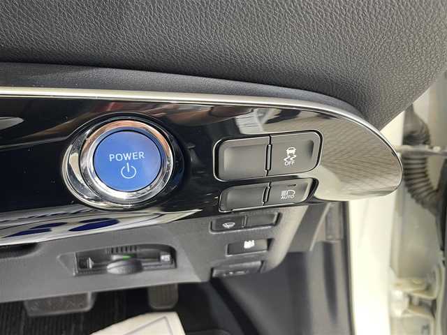 トヨタ プリウス S 岩手県 2020(令2)年 7.8万km ホワイトパールクリスタルシャイン ４WD/寒冷地仕様/トヨタセーフティセンス/プリクラッシュセーフティ/レーダークルーズコントロール/レーンディパーチャーアラート/オートマチックハイビーム/先行車発進告知機能/横滑り防止装置/純正ナビ/（Bluetooth/AUX/AM/FM）/ステアリングスイッチ/ワイパーデアイサー/オートリトラミラー/バックカメラ/ETC/オートライト/LEDヘッドライト/リヤフォグランプ/純正15インチアルミホイール