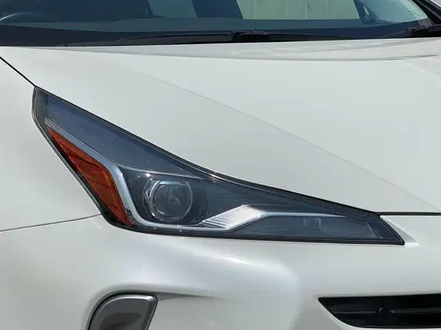 トヨタ プリウス Sツーリングセレクション 岐阜県 2019(令1)年 3.9万km ホワイトパールクリスタルシャイン 純正SDナビ//bluetooth/CD/DVD/フルセグTV/純正ドライブレコーダー/バックカメラ/レザーシート/ビルトインETC/シートヒーター/追従式クルーズコントロール/純正17インチアルミホイール/オートライト/スペアキー/取扱説明書/保証書
