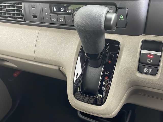 ホンダ Ｎ ＢＯＸ JOY ターボ 千葉県 2025(令7)年 0.1万km未満 ベージュⅡ 禁煙車/ホンダセンシング/・衝突軽減ブレーキ/・急アクセル抑制機能/・歩行者事故低減ステアリング/・路外逸脱抑制機能/・レーダークルーズコントロール/・後方誤発進抑制機能/・標識認識機能/・オートブレーキホールド/両側パワースライドドア/レーダークルーズコントロール/LEDオートライト/ハーフレザーシート/シートヒーター/純正14インチアルミホイール/オートエアコン/アイドリングストップ/USBポート/プッシュスタート/スマートキー