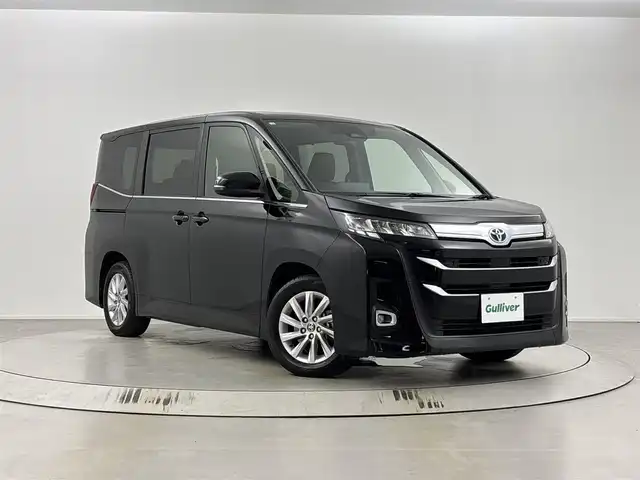 トヨタ ノア ハイブリッド Z 埼玉県 2022(令4)年 2.8万km アティチュードブラックマイカ ナビ/  AM/FM/TV/BT/USB/CD/DVD/HDMI/両側パワースライドドア/左側電動ステップ/レーダークルーズコントロール/レーンキープアシスト/コーナーセンサー/横滑り防止措置/オートマッチクハイビーム/ブラインドスポットモニター/プロアクティブドライビングアシスト/ドライブモード/EVモード/純正フロアマット/革巻きステアリング/シートヒーター