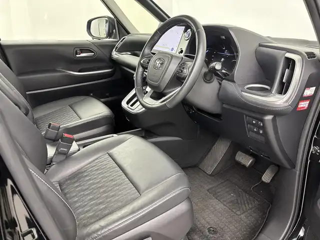 トヨタ ノア ハイブリッド Z 埼玉県 2022(令4)年 2.8万km アティチュードブラックマイカ ナビ/  AM/FM/TV/BT/USB/CD/DVD/HDMI/両側パワースライドドア/左側電動ステップ/レーダークルーズコントロール/レーンキープアシスト/コーナーセンサー/横滑り防止措置/オートマッチクハイビーム/ブラインドスポットモニター/プロアクティブドライビングアシスト/ドライブモード/EVモード/純正フロアマット/革巻きステアリング/シートヒーター