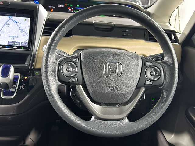 ホンダ フリード ハイブリット G ホンダセンシング 沖縄県 2019(平31)年 5.9万km ホワイトオーキッドパール 県外仕入れ/禁煙車/両側パワースライドドア/純正9インチナビ/（フルセグTV/CD/DVD/BT/FM/AM）/バックカメラ/社外フロントカメラ/ステアリングリモコン/ホンダセンシング/オートライト/前後ドライブレコーダー/コーナーセンサー/電動格納ウィンカーミラー/純正フロアマット/ドアバイザー