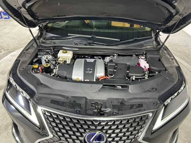 レクサス ＲＸ 450h バージョンL 福岡県 2022(令4)年 2.8万km グラファイトブラックガラスフレーク パノラマルーフ/純正12.3インチナビ/・CD/DVD/BT/フルセグ/・パノラミックビューモニター/レクサスセーフティシステム+/クリアランスソナー/ブラインドスポットモニター/茶革シート/・パワーシート（D/N)/・シートヒーター（全席）/・ベンチレーション（D/N）/ヘッドアップディスプレイ/パワーバックドア/AC100V/置くだけ充電/ETC2.0/ドライブレコーダー前後/ウッドコンビハンドル/・ステアリングリモコン/・パドルシフト/後席シェード/トノカバー/LEDヘッドライト/・オートライト/・フォグランプ/純正２０インチアルミホイール