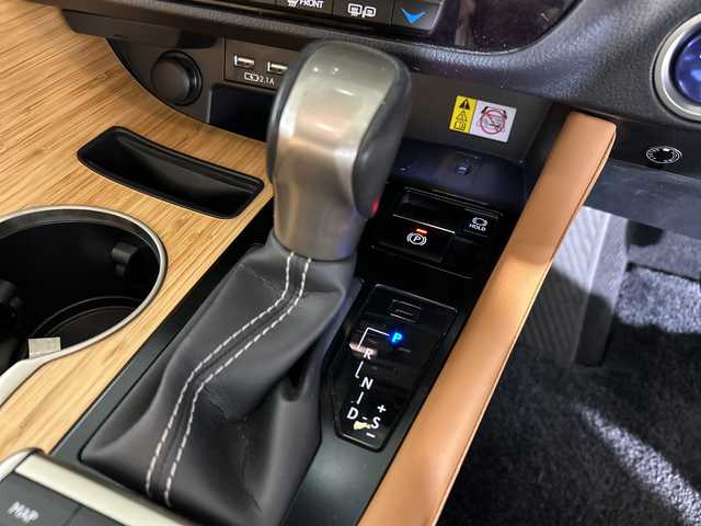 レクサス ＲＸ 450h バージョンL 福岡県 2022(令4)年 2.8万km グラファイトブラックガラスフレーク パノラマルーフ/純正12.3インチナビ/・CD/DVD/BT/フルセグ/・パノラミックビューモニター/レクサスセーフティシステム+/クリアランスソナー/ブラインドスポットモニター/茶革シート/・パワーシート（D/N)/・シートヒーター（全席）/・ベンチレーション（D/N）/ヘッドアップディスプレイ/パワーバックドア/AC100V/置くだけ充電/ETC2.0/ドライブレコーダー前後/ウッドコンビハンドル/・ステアリングリモコン/・パドルシフト/後席シェード/トノカバー/LEDヘッドライト/・オートライト/・フォグランプ/純正２０インチアルミホイール