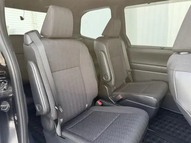 トヨタ ノア S－G 佐賀県 2023(令5)年 0.5万km 黒 ワンオーナー/純正10.5型ディスプレイオーディオ/・AM/FM/CD/DVD/フルセグ/BT/HDMI//・Appple Car Play/Android Auto//・バックカメラ/純正フリップダウン14インチ有機ELディスプレイ/両側パワースライドドア/前後ドライブレコーダー/USB入力端子/純正16インチアルミホイール/アダプティブLEDヘッドライト/スマートキー/フロアマット/ドアバイザー/新車保証書/取扱説明書/スペアキー1本/Toyota Safety Sense/・プリクラッシュセーフティ/・レーダークルーズコントロール（全車速追従機能付）/・レーンディパーチャーアラート/・レーントレーシングアシスト（車線維持支援）/・ドライバー異常時対応システム/・ロードサインアシスト（道路標識認識機能）/・プロアクティブドライビングアシスト/・パーキングサポートブレーキ/・後方車両接近警報/・VSC（車両安定制御システム）/・TRC（トラクションコントロール）