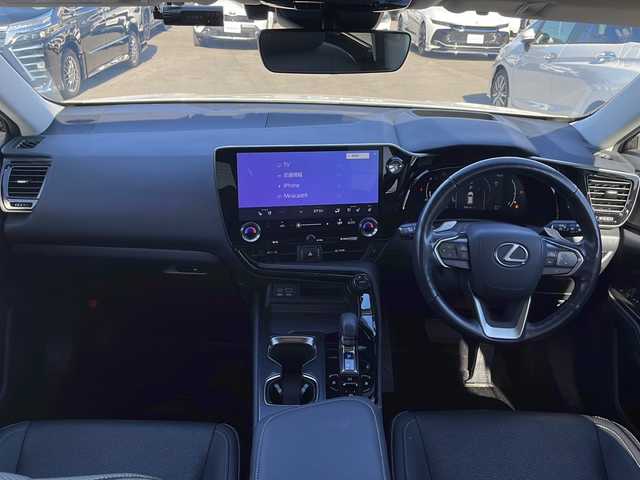 レクサス ＮＸ 250 バージョンL 山口県 2022(令4)年 3.5万km ソニッククォーツ 純正14型ディスプレイオーディオ（フルセグTV、AM/FM、Bluetooth）/全方位カメラ/オートクルーズコントロール/LEDオートライト/本革シート/シートメモリー/前席パワーシート＆ベンチレーション/全席シートヒーター/ステアリングヒーター/ヘッドアップディスプレイ/純正20インチアルミホイール/ETC2/0/レクサスセーフティーシステム/・プリクラッシュセーフティ/・緊急時操舵支援/・アダプティブハイビーム/・前後コーナーセンサー/・アイドリングストップ/・ブラインドスポットモニター/・横滑り防止装置/・レーンキープアシスト