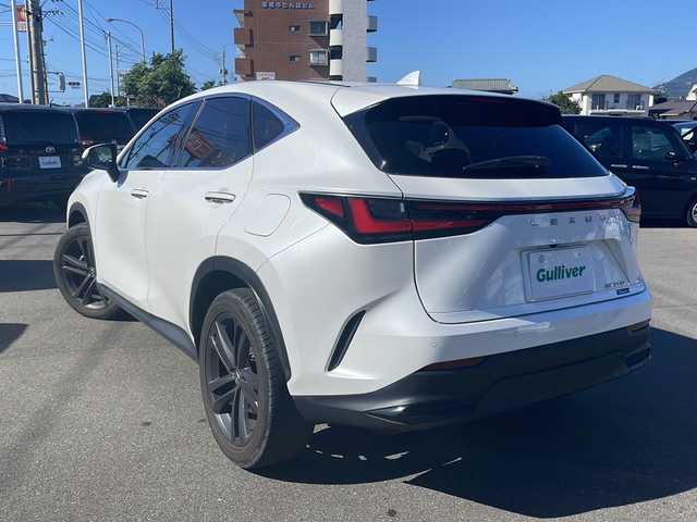 レクサス ＮＸ 250 バージョンL 山口県 2022(令4)年 3.5万km ソニッククォーツ 純正14型ディスプレイオーディオ（フルセグTV、AM/FM、Bluetooth）/全方位カメラ/オートクルーズコントロール/LEDオートライト/本革シート/シートメモリー/前席パワーシート＆ベンチレーション/全席シートヒーター/ステアリングヒーター/ヘッドアップディスプレイ/純正20インチアルミホイール/ETC2/0/レクサスセーフティーシステム/・プリクラッシュセーフティ/・緊急時操舵支援/・アダプティブハイビーム/・前後コーナーセンサー/・アイドリングストップ/・ブラインドスポットモニター/・横滑り防止装置/・レーンキープアシスト