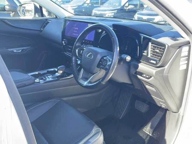 レクサス ＮＸ 250 バージョンL 山口県 2022(令4)年 3.5万km ソニッククォーツ 純正14型ディスプレイオーディオ（フルセグTV、AM/FM、Bluetooth）/全方位カメラ/オートクルーズコントロール/LEDオートライト/本革シート/シートメモリー/前席パワーシート＆ベンチレーション/全席シートヒーター/ステアリングヒーター/ヘッドアップディスプレイ/純正20インチアルミホイール/ETC2/0/レクサスセーフティーシステム/・プリクラッシュセーフティ/・緊急時操舵支援/・アダプティブハイビーム/・前後コーナーセンサー/・アイドリングストップ/・ブラインドスポットモニター/・横滑り防止装置/・レーンキープアシスト