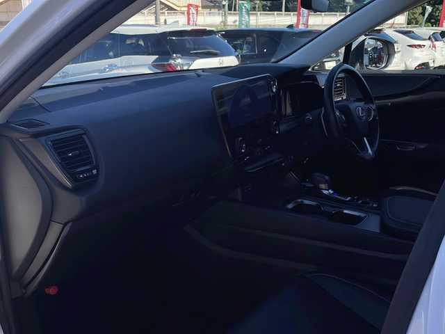 レクサス ＮＸ 250 バージョンL 山口県 2022(令4)年 3.5万km ソニッククォーツ 純正14型ディスプレイオーディオ（フルセグTV、AM/FM、Bluetooth）/全方位カメラ/オートクルーズコントロール/LEDオートライト/本革シート/シートメモリー/前席パワーシート＆ベンチレーション/全席シートヒーター/ステアリングヒーター/ヘッドアップディスプレイ/純正20インチアルミホイール/ETC2/0/レクサスセーフティーシステム/・プリクラッシュセーフティ/・緊急時操舵支援/・アダプティブハイビーム/・前後コーナーセンサー/・アイドリングストップ/・ブラインドスポットモニター/・横滑り防止装置/・レーンキープアシスト