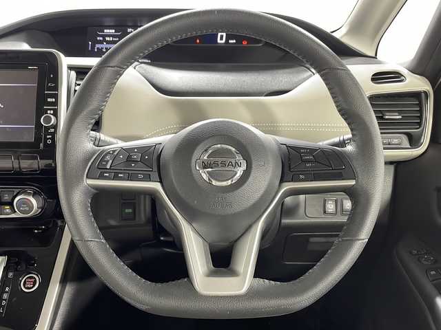 日産 セレナ ハイウェイスターVセレクションⅡ 広島県 2019(令1)年 5.1万km ブリリアントホワイトパール 純正９型ナビ/バックカメラ/後席フリップダウンモニター/両側パワースライドドア/クルーズコントロール/前方ドラレコ/ＥＴＣ/オートマチックハイビーム/コーナーセンサー/衝突軽減/レーンキープアシスト/LEDヘッドライト/フォグランプ/踏み間違い防止/純正16インチアルミホイール(195/60/R16)/エアバッグ(運転席/助手席)