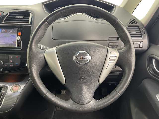 日産 セレナ ライダー Sハイブリッド 愛知県 2014(平26)年 7.7万km ブリリアントホワイトパール 純正ナビ/・Bluetooth/・CD/DVD/・HDMI/・フルセグテレビ/・SD音楽録音/純正フリップダウンモニター/前後ドライブレコーダー/クルーズコントロール/ビルトインETC/衝突軽減ブレーキ/レーンキープアシスト/バックカメラ/車高調