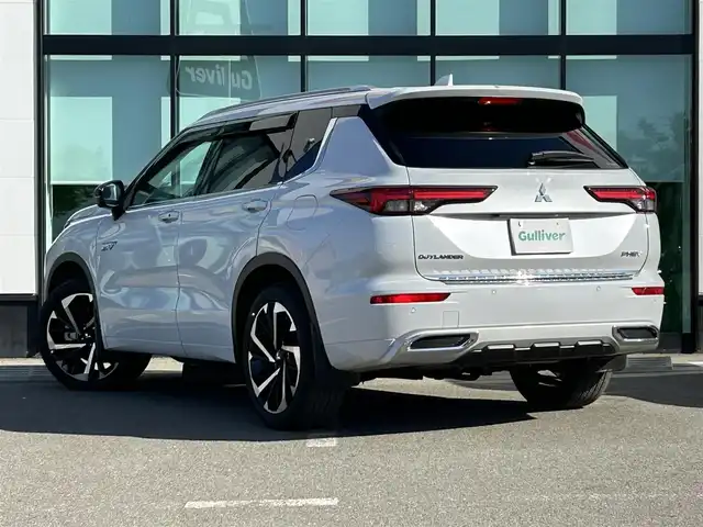 三菱 アウトランダー ＰＨＥＶ P 和歌山県 2022(令4)年 2.8万km ホワイトダイヤモンド 純正ナビ/フルセグTV/(AM/FM/USB/Bluetooth)/全方位カメラ/BOSEプレミアムサウンド/デジタルインナーミラー/100V電源/4WD/衝突軽減ブレーキ/横滑り防止機能/コーナーセンサー/レーダークルコン/レーンキープアシスト/ヘッドアップディスプレイ/電動パーキング/オートライト/置くだけ充電/シートヒーター/パワーシート/ポジションメモリー/LEDヘッドライト/オートライト