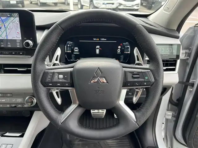 三菱 アウトランダー ＰＨＥＶ P 和歌山県 2022(令4)年 2.8万km ホワイトダイヤモンド 純正ナビ/フルセグTV/(AM/FM/USB/Bluetooth)/全方位カメラ/BOSEプレミアムサウンド/デジタルインナーミラー/100V電源/4WD/衝突軽減ブレーキ/横滑り防止機能/コーナーセンサー/レーダークルコン/レーンキープアシスト/ヘッドアップディスプレイ/電動パーキング/オートライト/置くだけ充電/シートヒーター/パワーシート/ポジションメモリー/LEDヘッドライト/オートライト