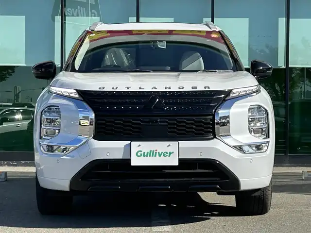 三菱 アウトランダー ＰＨＥＶ P 和歌山県 2022(令4)年 2.8万km ホワイトダイヤモンド 純正ナビ/フルセグTV/(AM/FM/USB/Bluetooth)/全方位カメラ/BOSEプレミアムサウンド/デジタルインナーミラー/100V電源/4WD/衝突軽減ブレーキ/横滑り防止機能/コーナーセンサー/レーダークルコン/レーンキープアシスト/ヘッドアップディスプレイ/電動パーキング/オートライト/置くだけ充電/シートヒーター/パワーシート/ポジションメモリー/LEDヘッドライト/オートライト