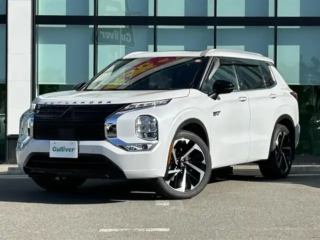 三菱 アウトランダー ＰＨＥＶ P 和歌山県 2022(令4)年 2.8万km ホワイトダイヤモンド 純正ナビ/フルセグTV/(AM/FM/USB/Bluetooth)/全方位カメラ/BOSEプレミアムサウンド/デジタルインナーミラー/100V電源/4WD/衝突軽減ブレーキ/横滑り防止機能/コーナーセンサー/レーダークルコン/レーンキープアシスト/ヘッドアップディスプレイ/電動パーキング/オートライト/置くだけ充電/シートヒーター/パワーシート/ポジションメモリー/LEDヘッドライト/オートライト