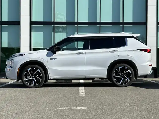 三菱 アウトランダー ＰＨＥＶ P 和歌山県 2022(令4)年 2.8万km ホワイトダイヤモンド 純正ナビ/フルセグTV/(AM/FM/USB/Bluetooth)/全方位カメラ/BOSEプレミアムサウンド/デジタルインナーミラー/100V電源/4WD/衝突軽減ブレーキ/横滑り防止機能/コーナーセンサー/レーダークルコン/レーンキープアシスト/ヘッドアップディスプレイ/電動パーキング/オートライト/置くだけ充電/シートヒーター/パワーシート/ポジションメモリー/LEDヘッドライト/オートライト