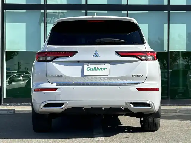 三菱 アウトランダー ＰＨＥＶ P 和歌山県 2022(令4)年 2.8万km ホワイトダイヤモンド 純正ナビ/フルセグTV/(AM/FM/USB/Bluetooth)/全方位カメラ/BOSEプレミアムサウンド/デジタルインナーミラー/100V電源/4WD/衝突軽減ブレーキ/横滑り防止機能/コーナーセンサー/レーダークルコン/レーンキープアシスト/ヘッドアップディスプレイ/電動パーキング/オートライト/置くだけ充電/シートヒーター/パワーシート/ポジションメモリー/LEDヘッドライト/オートライト