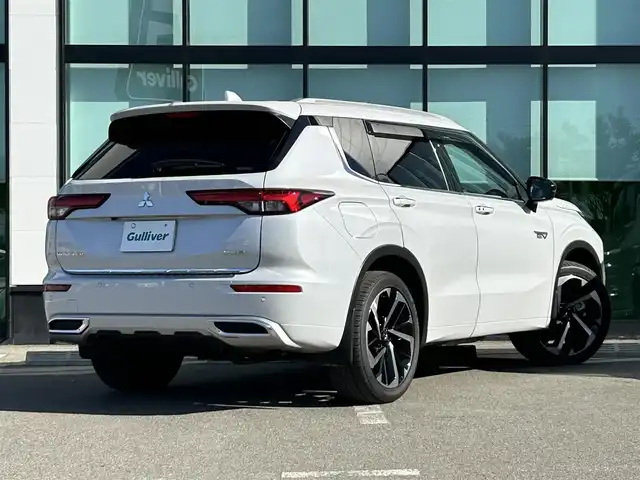 三菱 アウトランダー ＰＨＥＶ P 和歌山県 2022(令4)年 2.8万km ホワイトダイヤモンド 純正ナビ/フルセグTV/(AM/FM/USB/Bluetooth)/全方位カメラ/BOSEプレミアムサウンド/デジタルインナーミラー/100V電源/4WD/衝突軽減ブレーキ/横滑り防止機能/コーナーセンサー/レーダークルコン/レーンキープアシスト/ヘッドアップディスプレイ/電動パーキング/オートライト/置くだけ充電/シートヒーター/パワーシート/ポジションメモリー/LEDヘッドライト/オートライト