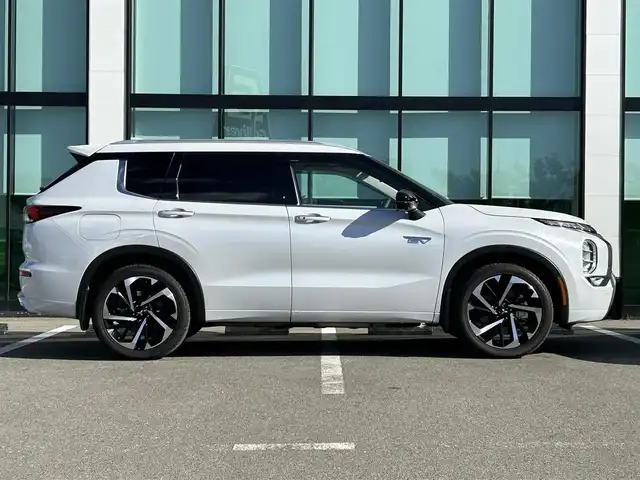 三菱 アウトランダー ＰＨＥＶ P 和歌山県 2022(令4)年 2.8万km ホワイトダイヤモンド 純正ナビ/フルセグTV/(AM/FM/USB/Bluetooth)/全方位カメラ/BOSEプレミアムサウンド/デジタルインナーミラー/100V電源/4WD/衝突軽減ブレーキ/横滑り防止機能/コーナーセンサー/レーダークルコン/レーンキープアシスト/ヘッドアップディスプレイ/電動パーキング/オートライト/置くだけ充電/シートヒーター/パワーシート/ポジションメモリー/LEDヘッドライト/オートライト